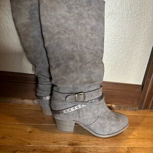 Women’s 9.5 Grey Carmen Heeled Boot